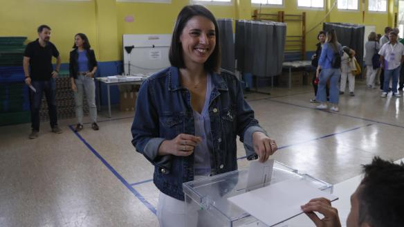 La cabeza de lista de Podemos al Parlamento Europeo, Irene Montero, vota en un colegio electoral de La Navata este domingo durante las elecciones al Parlamento Europeo.