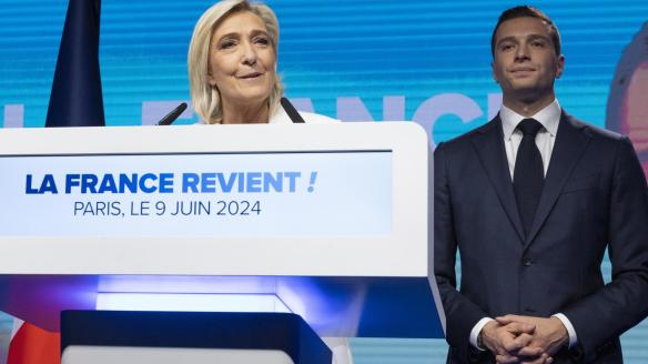 La líder de la formación de extrema derecha francesa Reagrupación Nacional, Marine Le Pen, junto a Jordan Bardella, tras imponerse en las elecciones europeas del 9J.