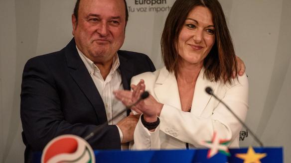 El presidente del PNV, Andoni Ortuzar (i) y la cabeza de lista de EAJ-PNV y de CEUS a las Elecciones Europeas, Oihane Agirregotia (d), durante la rueda de prensa ofrecida este domingo en Sabin Etxea, la sede del PNV en Bilbao.