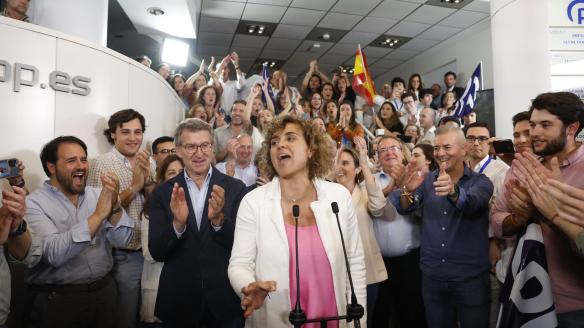La cabeza de lista del PP a las elecciones europeas, Dolors Montserrat (centro), junto al líder del PP, Alberto Núñez Feijóo (2i), celebran los resultados de las elecciones europeas este domingo, en la sede del PP. El PP ha ganado las elecciones europeas con el 34,18 por ciento de los votos y 22 escaños, dos más que el PSOE.