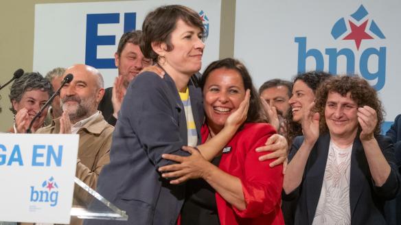 La candidata del BNG al Parlamento Europeo Ana Miranda (c-d) y la líder del partido Ana Pontón (c-i) celebran los resultados electorales, hoy domingo en Santiago.