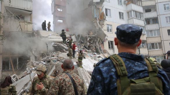Trabajos en Belgorod para rescatar supervivientes entre los escombros de un edificio derribado por, según Rusia, bombas procedentes de Ucrania.