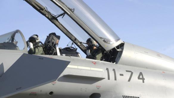 Imagen de archivo de militares españoles en un Eurofighter Typhoon, en la Base Aérea de Morón (Sevilla).