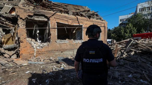 Un oficial de policía inspecciona un edificio dañado por un ataque aéreo ruso sobre Járkov.