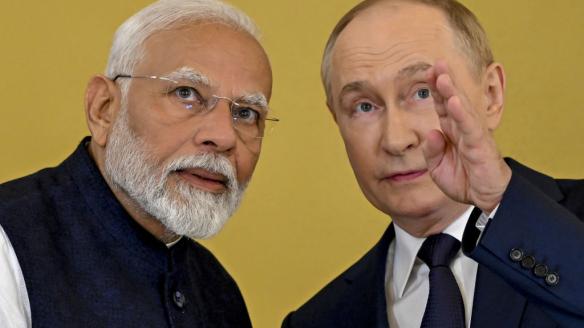 Vladimir Putin habla con el Primer Ministro de India, Narendra Modi, en una visita a Rusia.