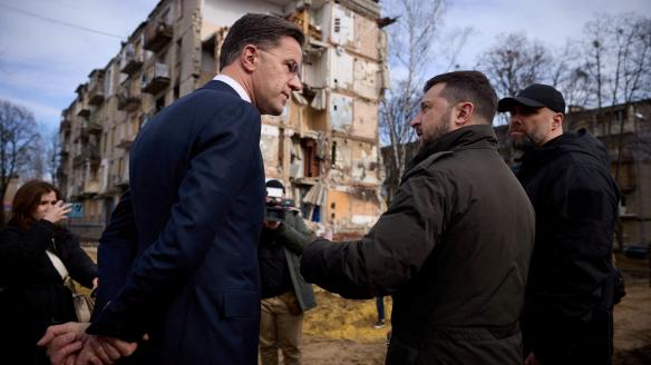 El presidente de Ucrania, Volodimir Zelensky, en una imagen de archivo junto al que será el nuevo Secretario General de la OTAN, el holandés Mark Rutte, durante una visita a Járkov.