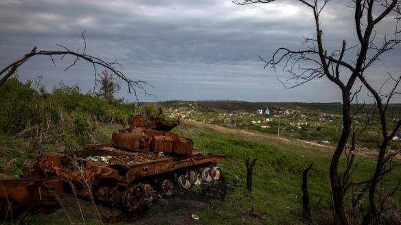 Los restos de un tanque ruso calcinado reposan junto a una carretera en Ucrania.