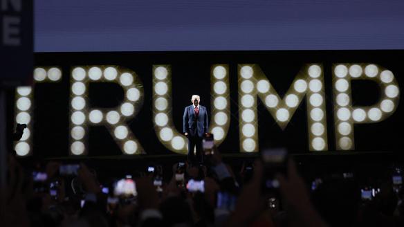 Donald Trump aparece en el escenario de la Convención Republicana para dar su discurso de aceptación.