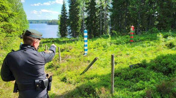 Guardias finlandeses patrullan la frontera entre Finlandia y Rusia