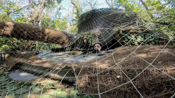 Una soldado rusa vigilando en un tanque camuflado, en algún punto de la frontera en Kursk (Rusia).