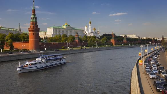 Un barco turístico que navega el río Moscova pasa por delante del Kremlin.