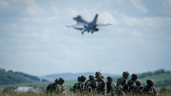 Tropas españolas participan en un ejercicio en una base de la OTAN en Rumanía.