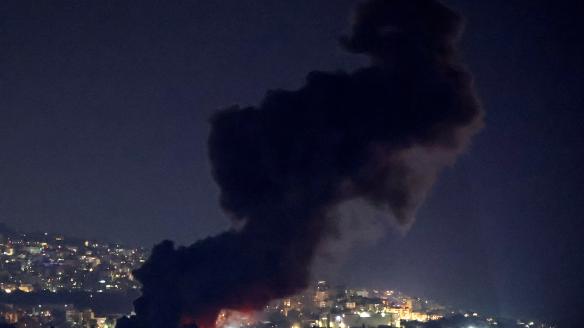 El humo de los bombardeos de Israel en los barrios del sur de Beirut.