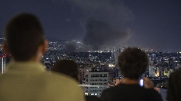 El humo se eleva tras el ataque de Israel en el distrito de Dahieh, en el sur de Beirut.