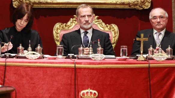 Felipe VI, junto a Diana Morant y Miguel Herrero y Rodríguez de Miñón, en el acto