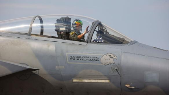 Un soldado estadounidense saluda desde un caza F-15 Eagle.