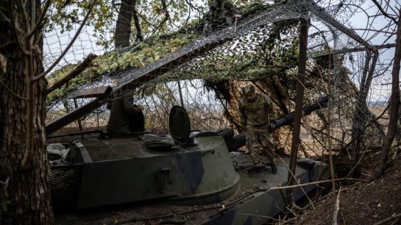 Soldados ucranianos a bordo de un tanque, apostados a las afueras de Lugansk.