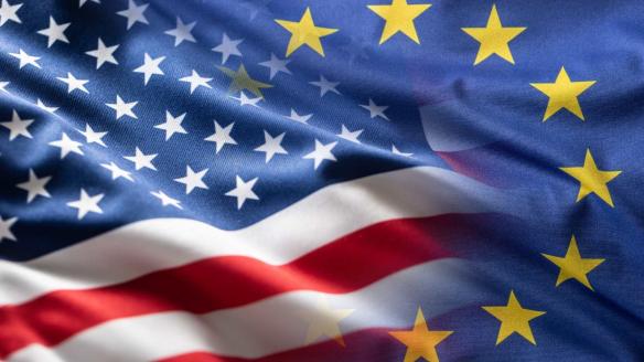 Bandera de Estados Unidos y la de UE fusionadas