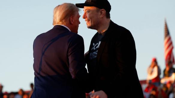 El magnate Elon Musk, durante un mitin con el expresidente estadounidense y candidato republicano, Donald Trump.