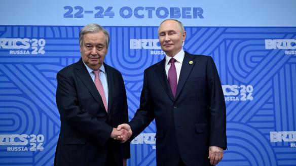 El secretario general de la ONU, António Guterres, estrecha la mano del presidente ruso, Vladimir Putin.