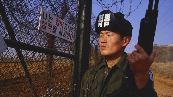 Un soldado de Corea del Norte en la zona desmilitarizada con Corea del Sur.