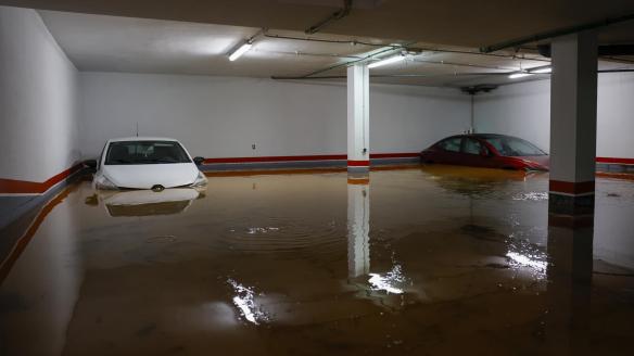 Un garaje anegado debido a las lluvias torrenciales que han afectado a la Comunidad Valenciana