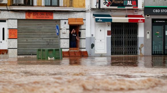 Un vecino e Llombai, en Valencia, observa con preocupación la crecida del agua que ha causado la DANA que ha afectado al sur y este de España.