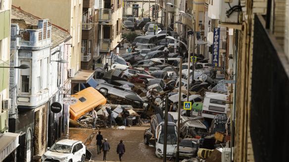 Vehículos amontonados en una calle tras las intensas lluvias de la fuerte DANA en Picaña, Valencia.