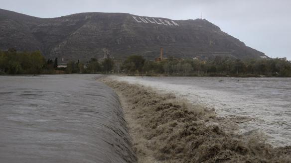 Vista general del río Júcar a su paso por Cullera (Valencia) que lleva un gran caudal debido a las lluvias torrenciales que afectan a la Comunitat Valenciana, y especialmente a la provincia de Valencia, en la que se ha establecido el aviso rojo.