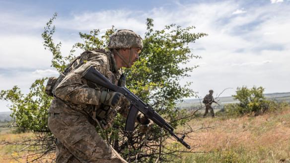 Imagen de archivo de soldados ucranianos entrenando, antes de partir al frente de Donetsk (Donbás).