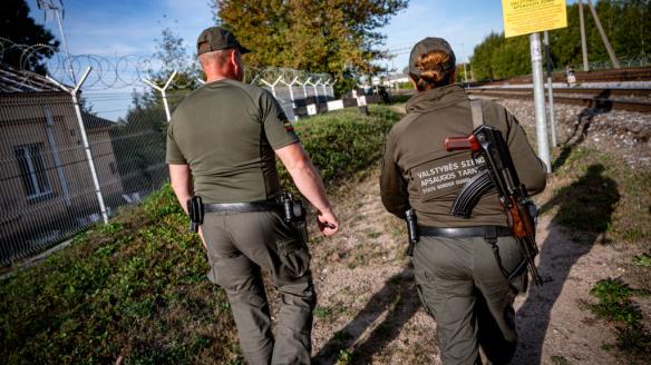 Dos agentes vigilan la frontera entre Rusia, Polonia y Lituana.