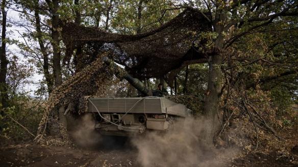 Un tanque Leopard 2A4, que usa el Ejército de Ucrania, oculto en un bosque ucraniano.