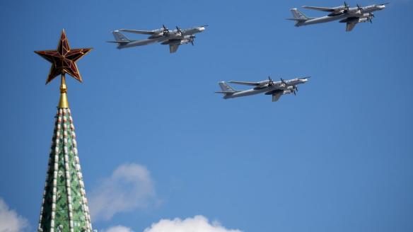 Los bombarderos Tupolev Tu-95MS realizan un vuelo sobre Moscú durante el desfile militar del Día de la Victoria