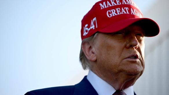 El presidente electo, Donald Trump, con su gorra en la que se ve el lema 'Make America Great Again'