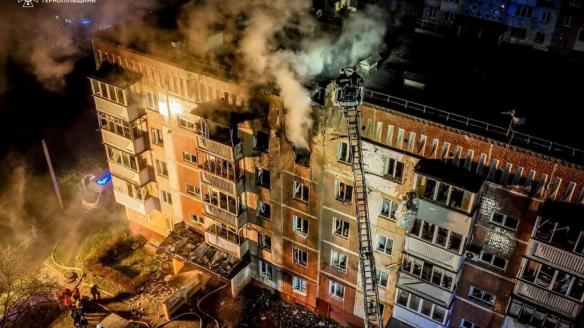 Un edificio de la localidad ucraniana de Ternopol golpeado por el ataque de un dron ruso.