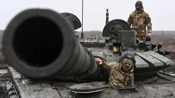 Un soldado ruso escucha las instrucciones de un oficial mientras se entrena en un tanque T-72 durante ejercicios militares en medio del conflicto entre Rusia y Ucrania, en Krasnodar.