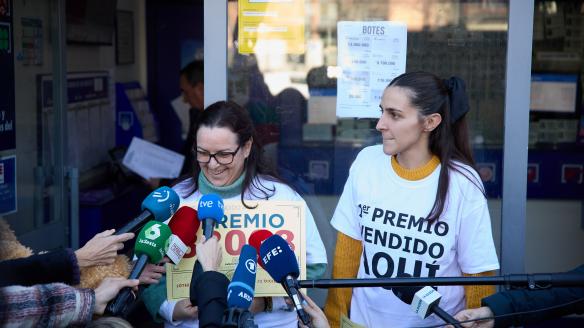 Rocío Arias, atendiendo a los medios tras dar 200 millones de euros del Gordo, el 22 de diciembre de 2023.