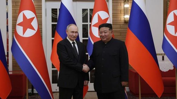 Imagen de archivo del mandatario ruso y norcoreano, Vladímir Putin y Kim Jong-un, en una imagen de archivo de una cumbre bilateral.