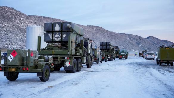 Vehículos militares transportan armamento a un barco con destino a Polonia