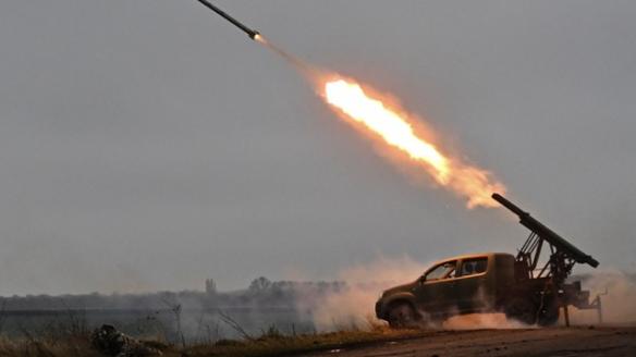 Miembros de la unidad de artillería de Ucrania lanzan cohetes MLRS contra tropas rusas