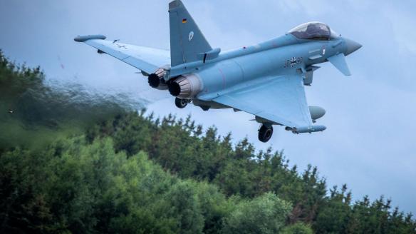 Un caza alemán despega desde una base en Estonia.