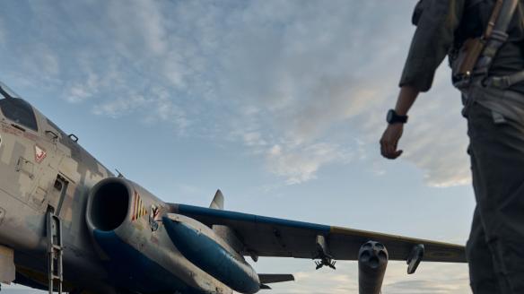 Un piloto del ejército de Ucrania accede a un Su-25.