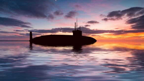 Un submarino ruso navega las aguas del océano.