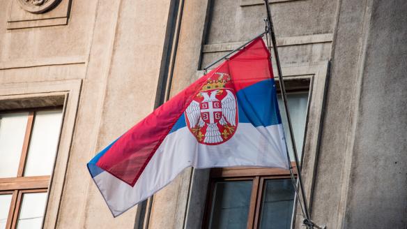 Una bandera serbia cuelga de un edificio en Belgrado, su capital.