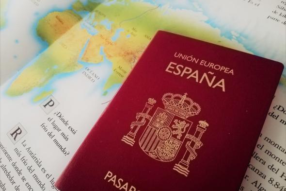 Enseña un pasaporte antiguo y destaca algo que es raro de ver: '¡Qué ...