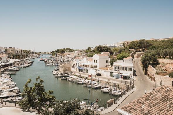 Le piden una foto a este conocido político en Menorca y él responde ...