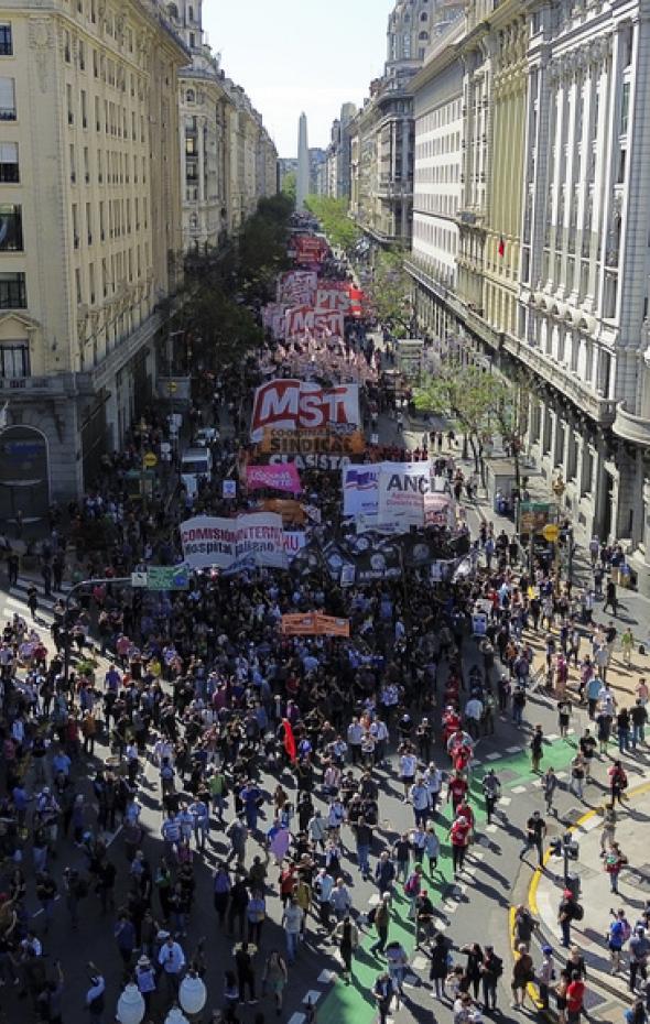 Miles De Argentinos Salen A La Calle Contra Los Recortes De Milei