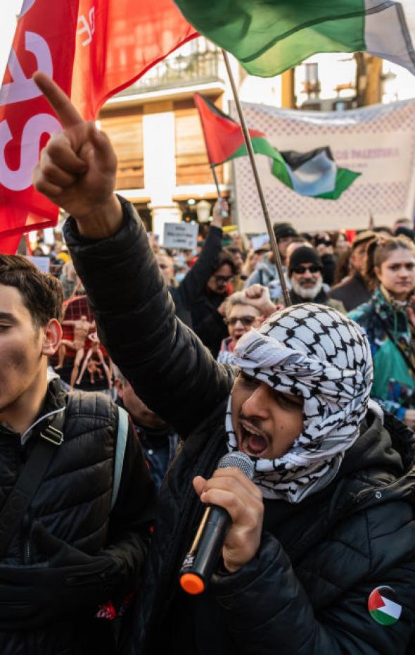 Miles De Personas Se Manifiestan En Madrid Por El Fin De La Guerra En ...