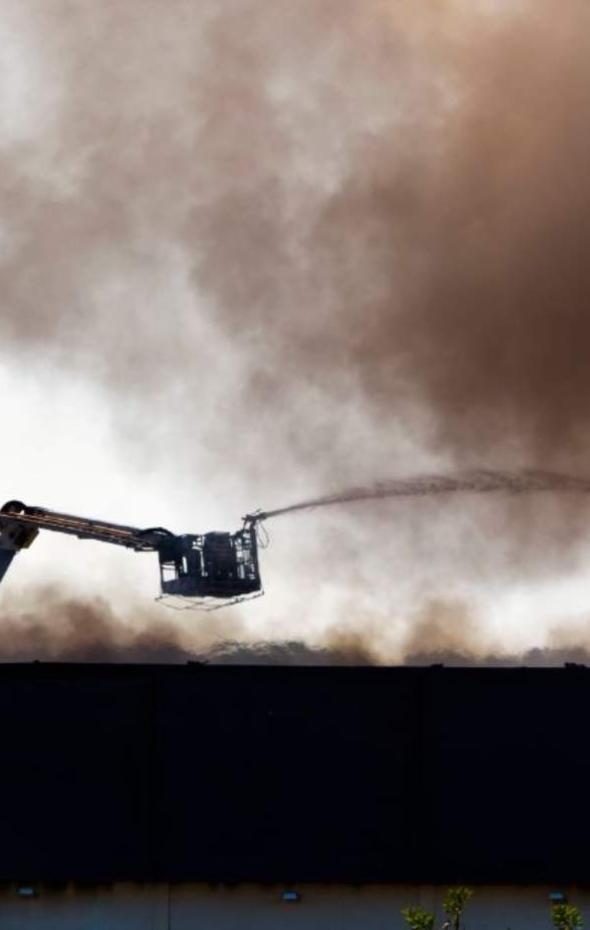 Se activan las alarmas en Vélez Málaga por un incendio de una nave industrial de frutas