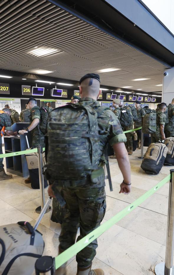 Los paracaidistas españoles toman los mandos de la mayor operación de ...